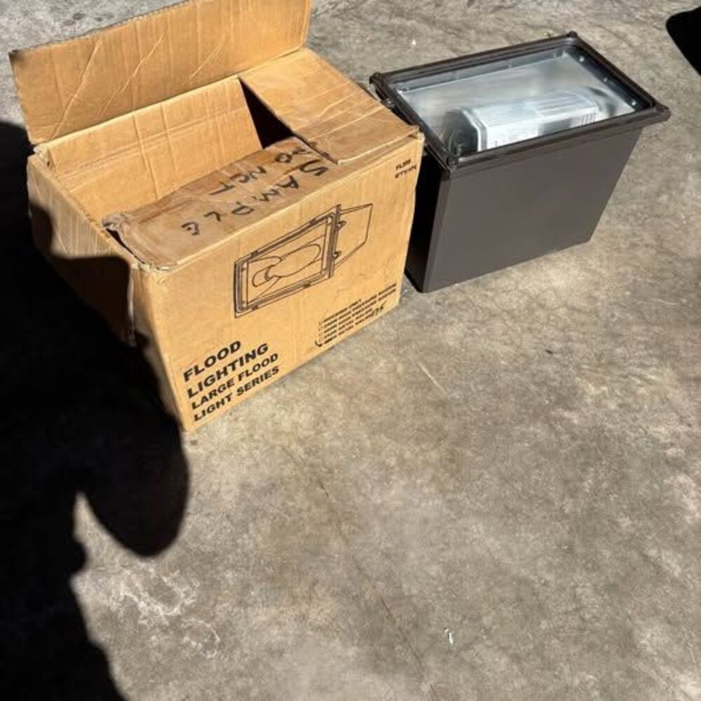 Commercial Flood Light Fixture 175W Metal Halide Outdoor Security Light NEW